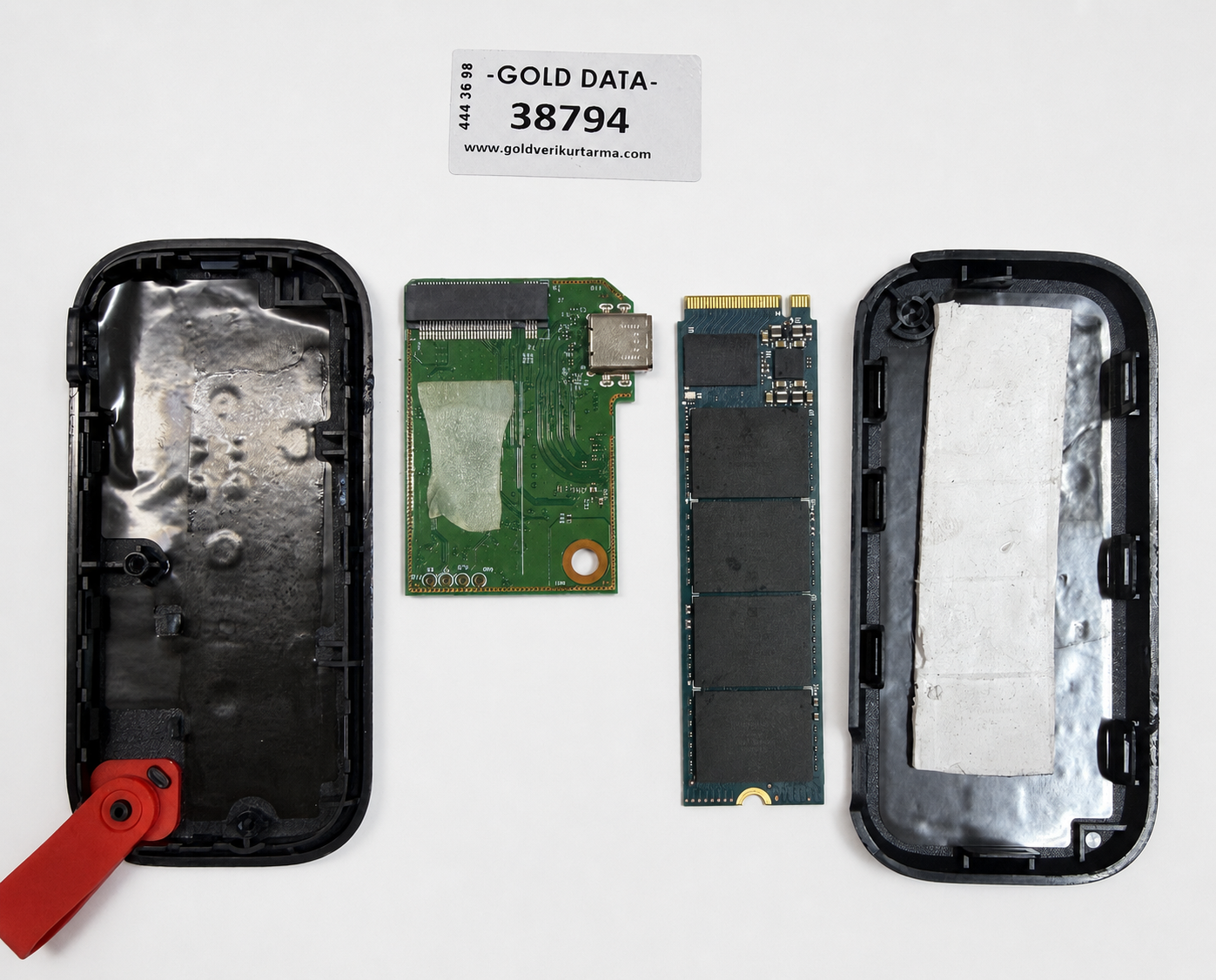Demonte edilmiş SanDisk Portable 1TB taşınabilir SSD, içindeki SSD kartı ve USB köprü devresi görünüyor