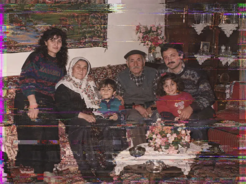 Bozuk Video Karesi Örneği Renkli yatay çizgiler ve blok bozulmaları görülen parazitli görüntü örneği