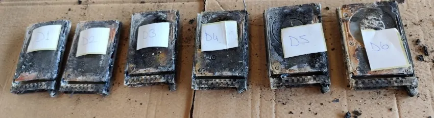 Yangında ağır hasar görmüş, kurumla kaplanmış altı disk